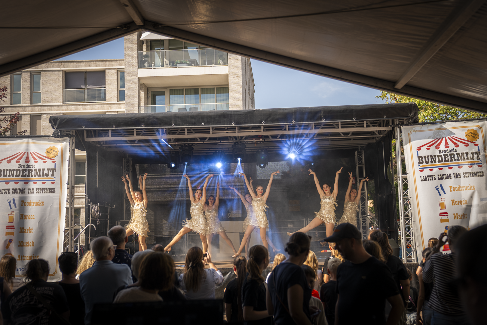Danseressen van Dou Douce Danse op het podium tijdens de Bundermijt in Bunde