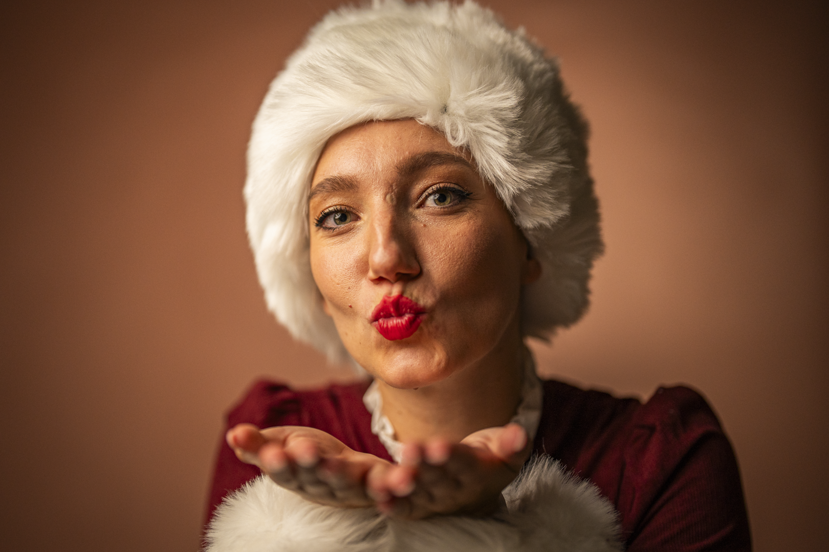 Danseres van Dou Douce Danse in kerstkostuum voor de Noël kerstshow in Bunde